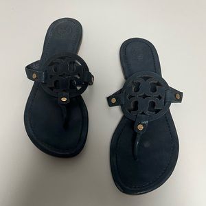 TORY BURCH Miller Thong Patent Leather Sandal, sz 9.5, Grey